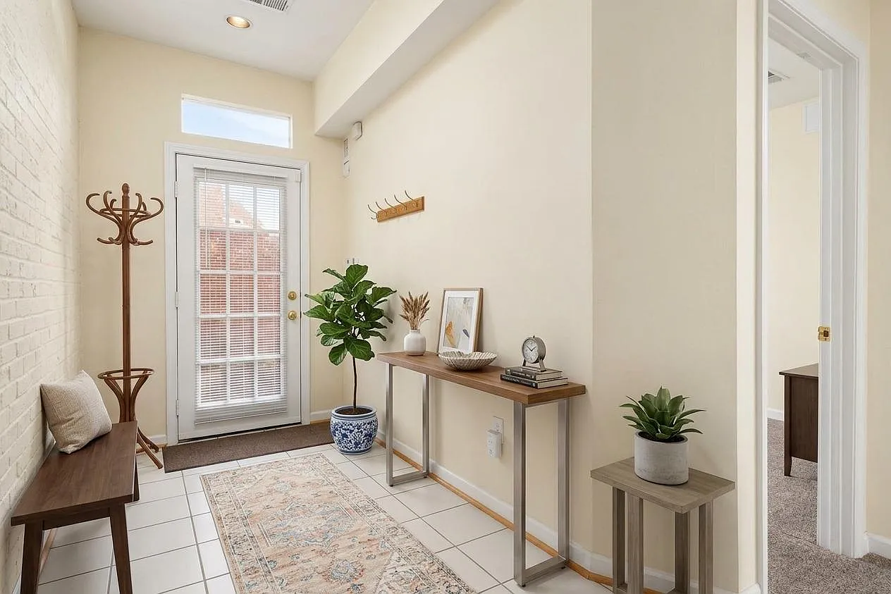 2 bed, 1000 sqft, $2,160 — Photo 3