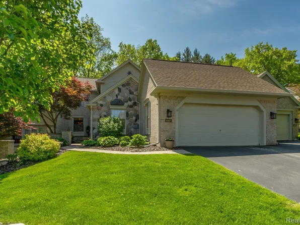4467 Golf View Dr, Brighton, MI 48116