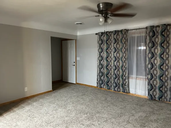 304 6th Ave, Hiawatha, IA 52233