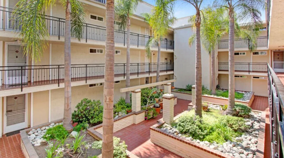 2 bed, 922 sqft, $3,398 — Photo 2