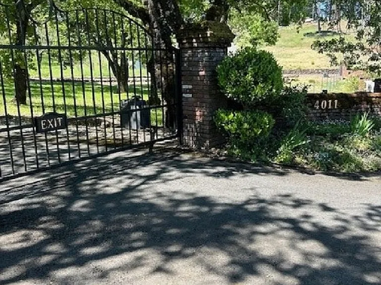 4011 Spring Mountain Rd — Photo 2
