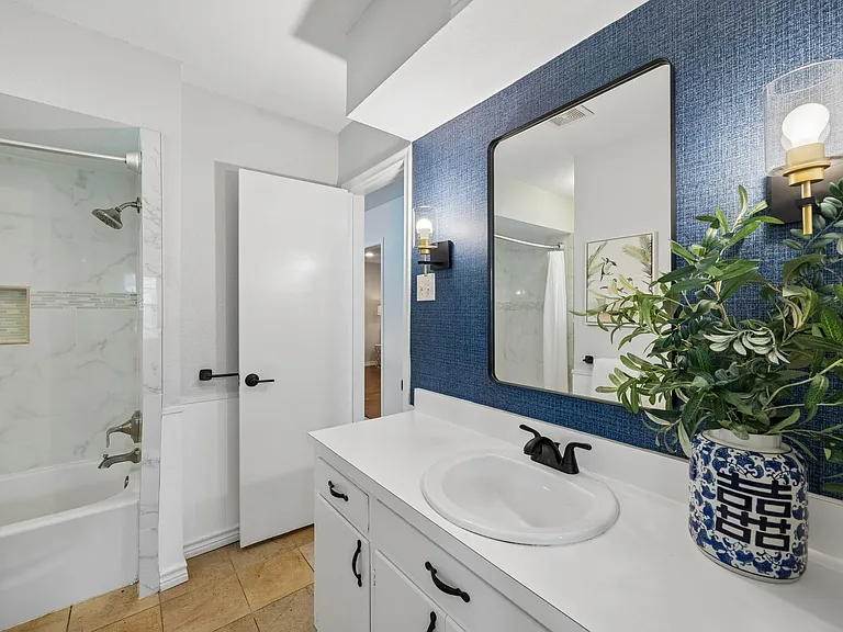 9734 Queenswood Ln — Photo 24