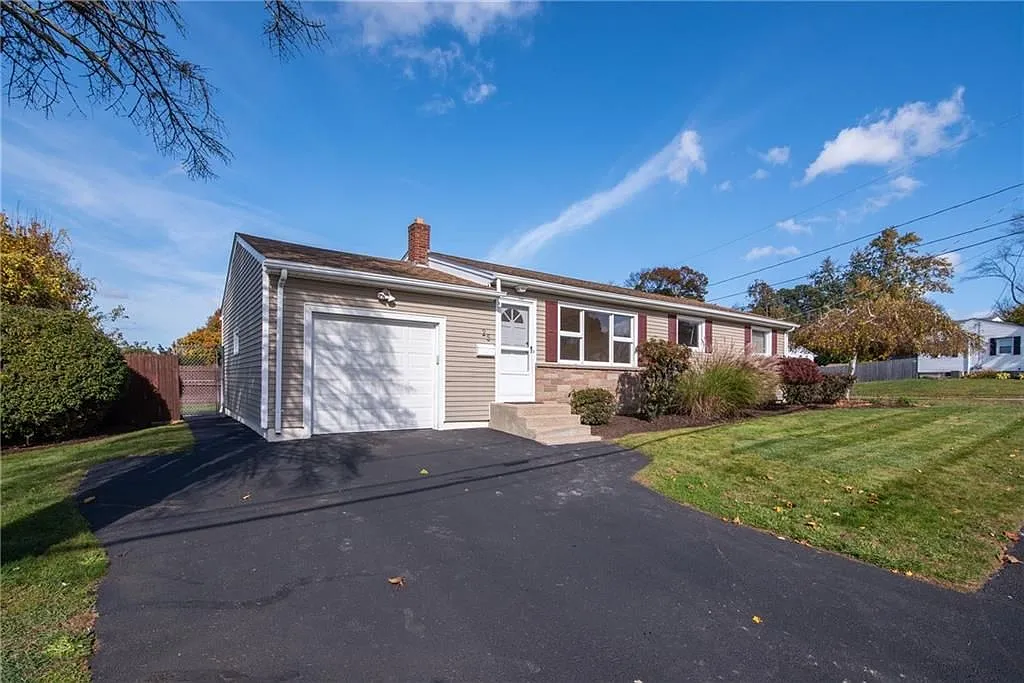 3 bed, 1.0 bath, 1092 sqft, $3,200 — Photo 2