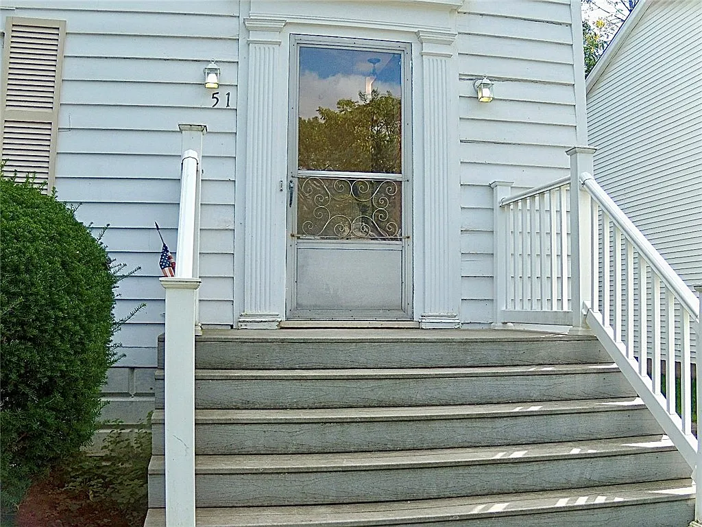 3 bed, 2.0 bath, 1374 sqft, $2,400 — Photo 2