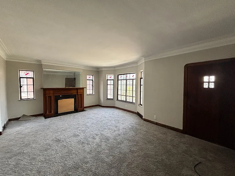 2943 Leslie St — Photo 2