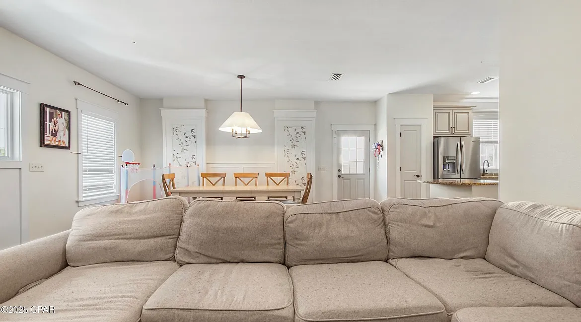 4 bed, 2028 sqft, $2,275 — Photo 3