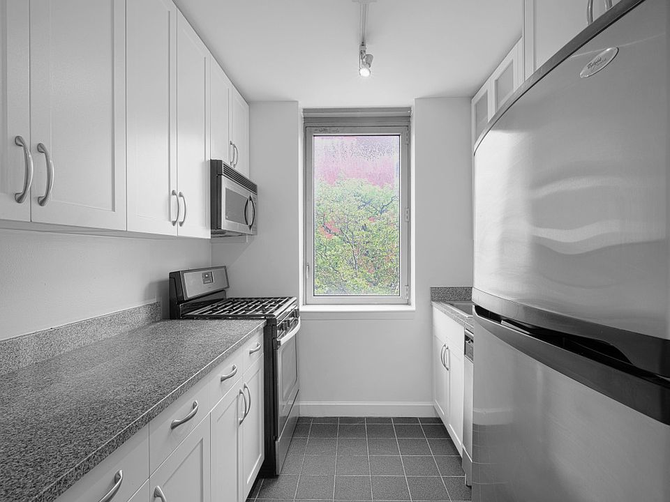 1st image of 360 W 43rd St APT N3k