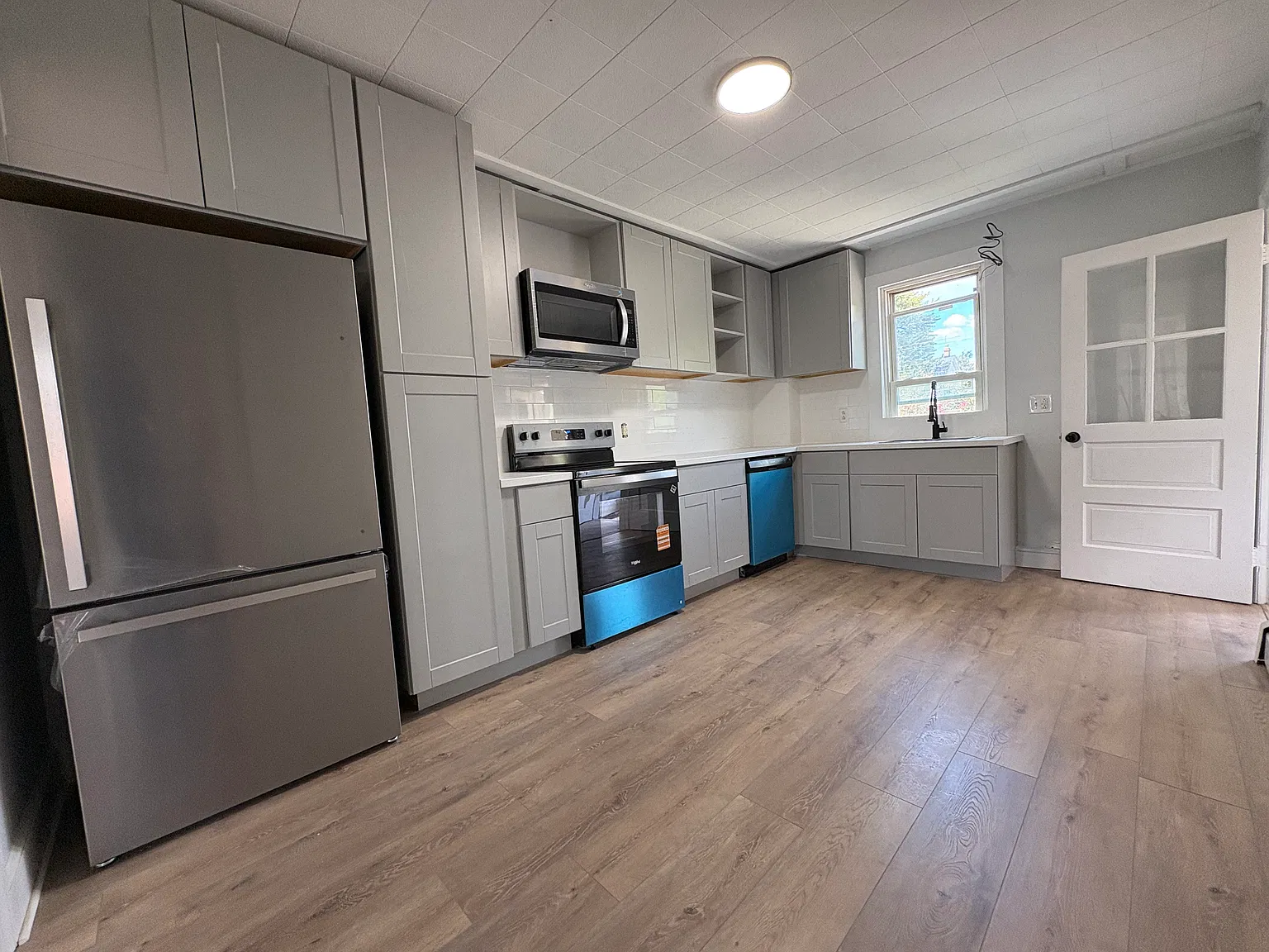 3 bed, 1408 sqft, $1,445 — Photo 2