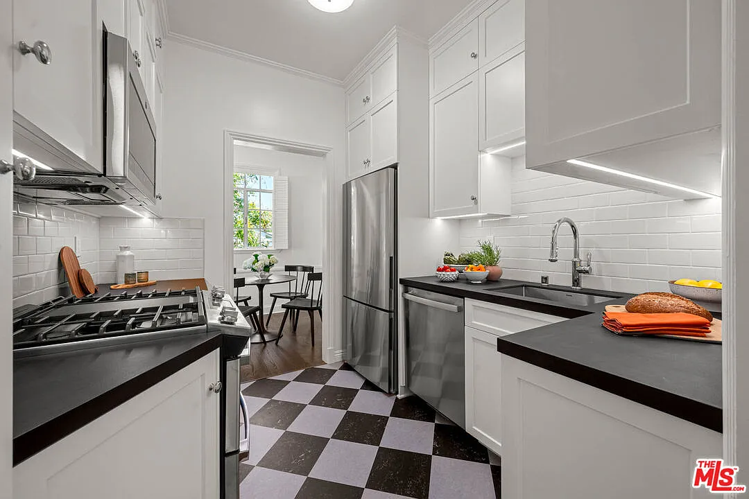 1 bed, 1.0 bath, 903 sqft, $4,970 — Photo 3