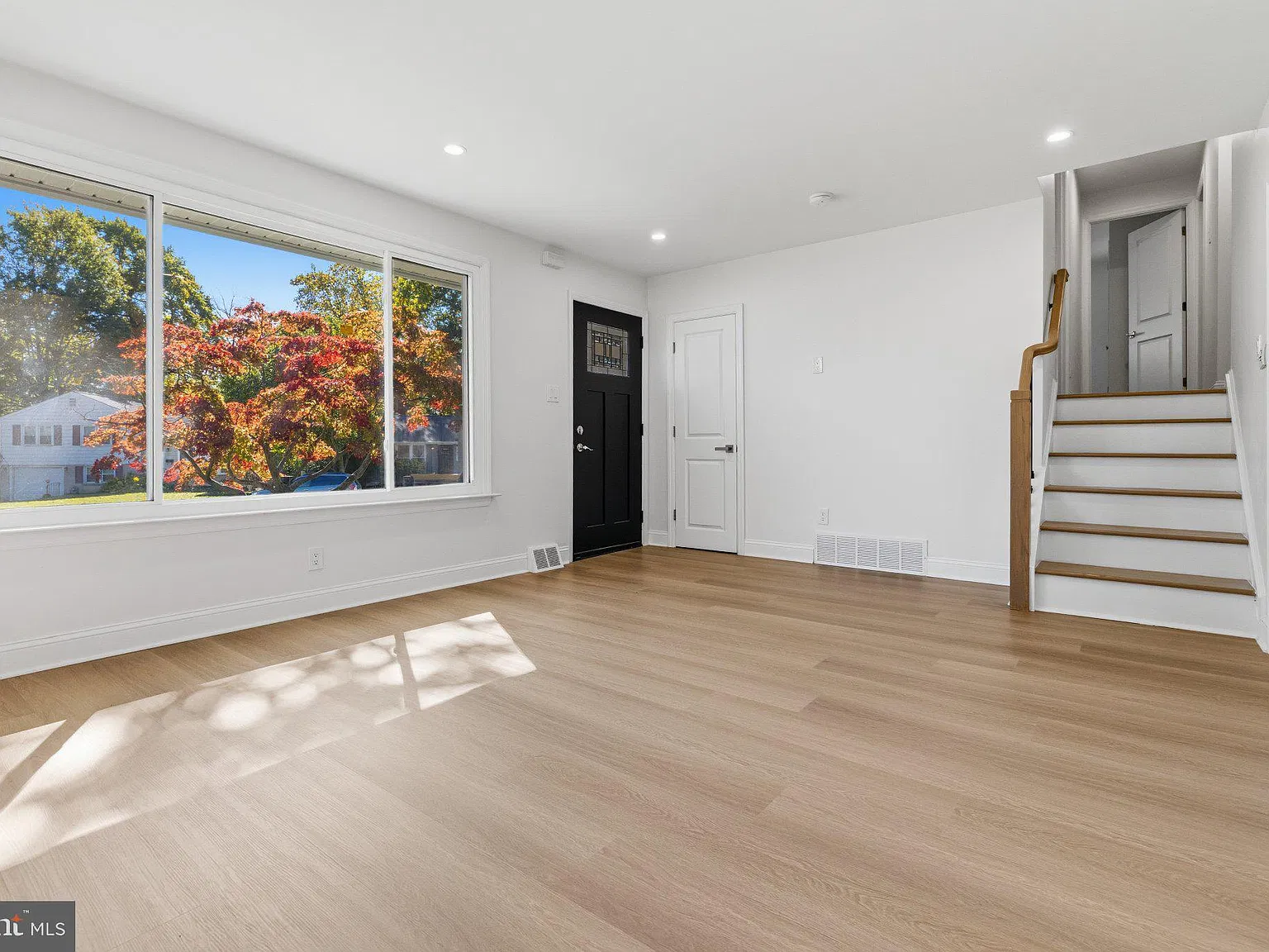 3 bed, 3.0 bath, 1906 sqft, $3,500 — Photo 2