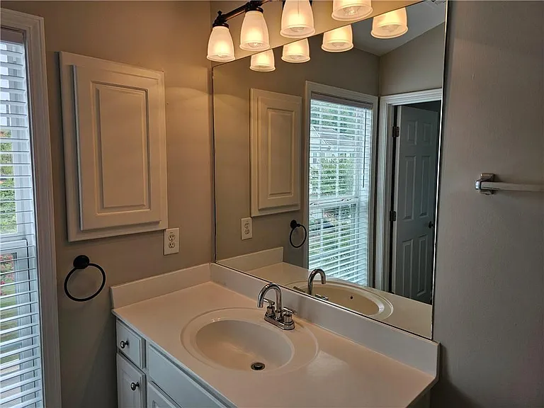 1021 Thornborough Dr — Photo 18