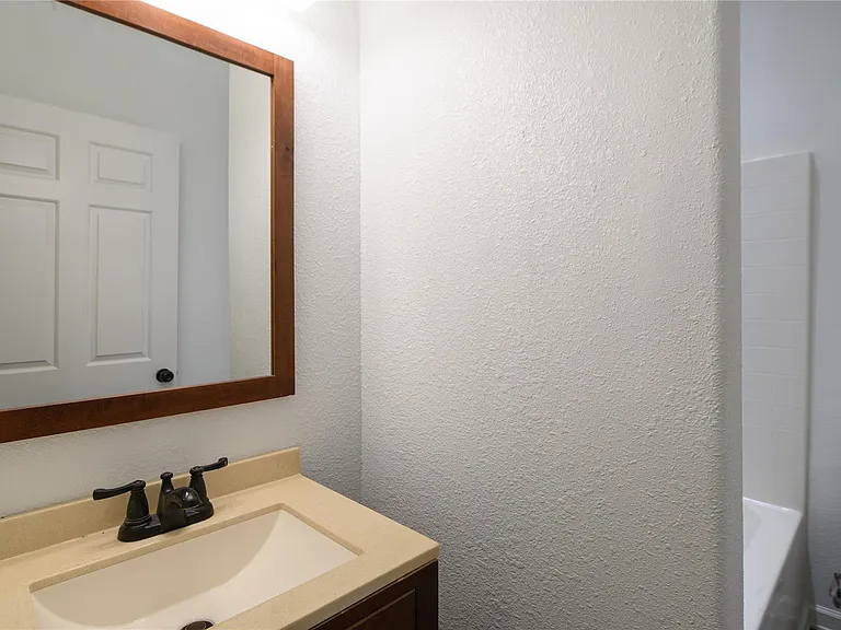 4705 Lyons Ave #7 — Photo 5