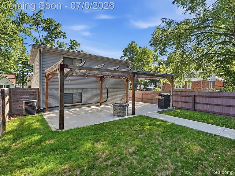 828 E 2nd St — Photo 17