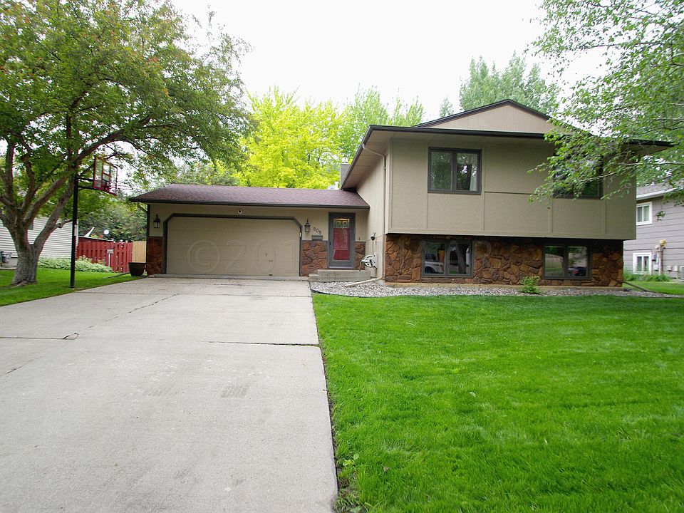 1st image of 808 10th Ave E