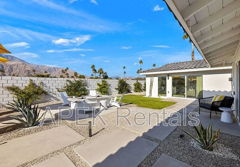 945 N Buttonwillow Cir — Photo 17