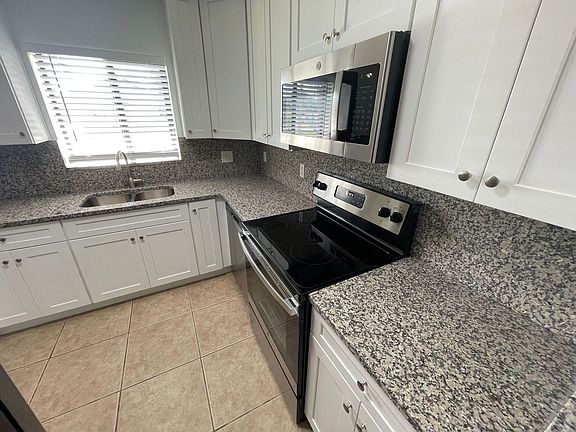 3rd image of 165 S Lakeview Dr