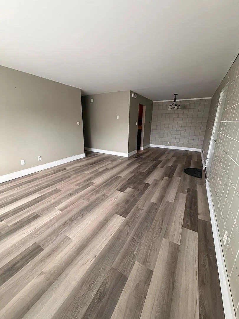 204 Middlebury St — Photo 3
