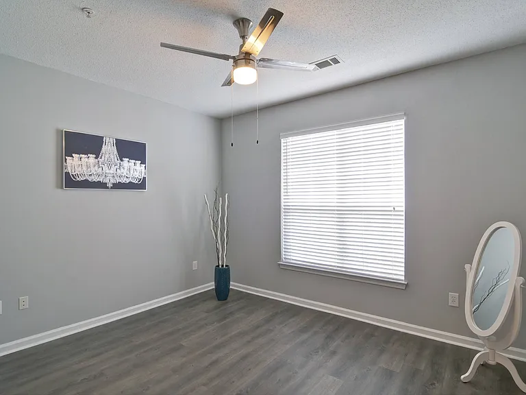 Park Creek Apartments — Photo 37