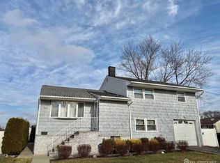 60 Tracy Dr, Fords, NJ 08863