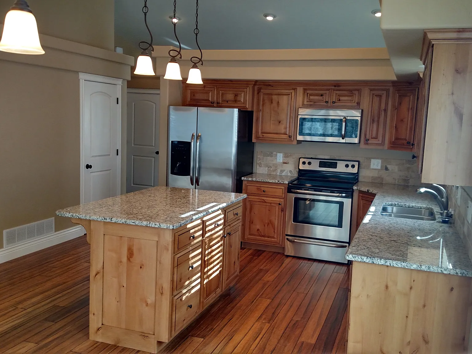 5 bed, $2,300 — Photo 2