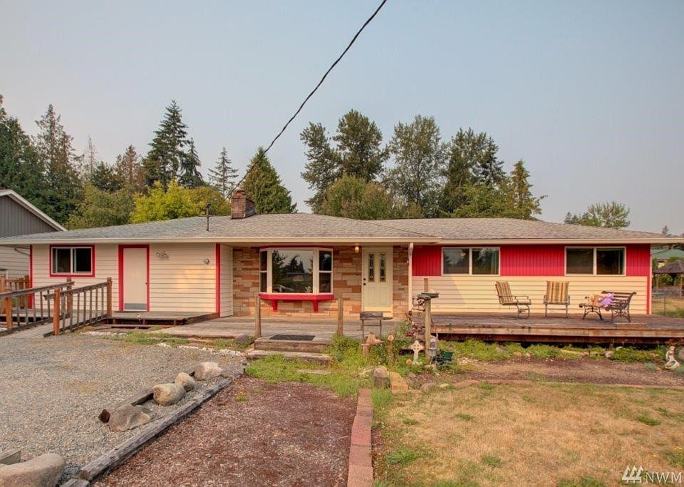 Puyallup rambler 3BD 1.5BA with Home Occupation Business-Beauty Salon, plenty of client parking. Door to the left is the entrance for beauty salon. Opportunity for Home Occupation Business or personal residence. 