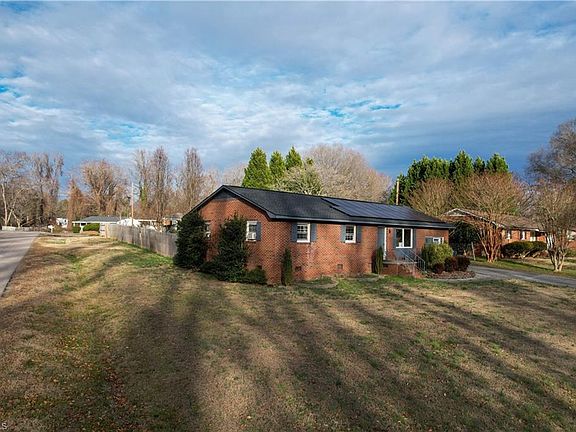 3rd image of 452 Mirror Lake Rd