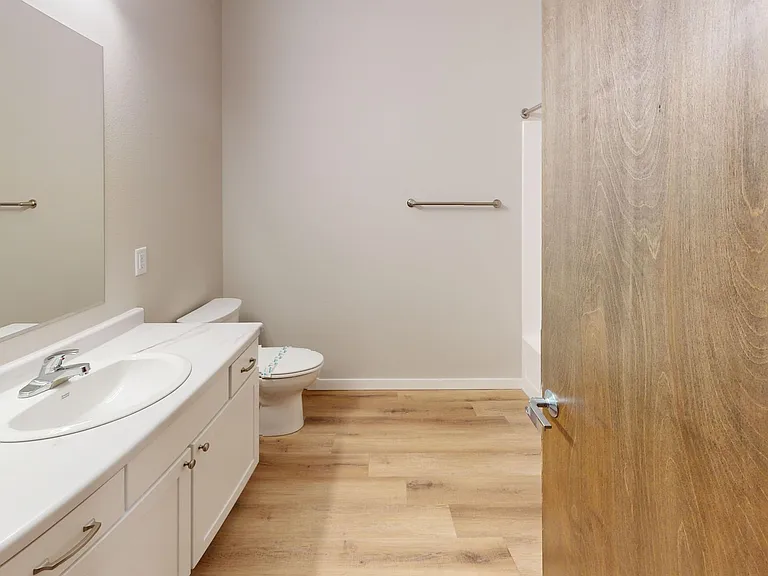 South Pointe Apartments — Photo 26