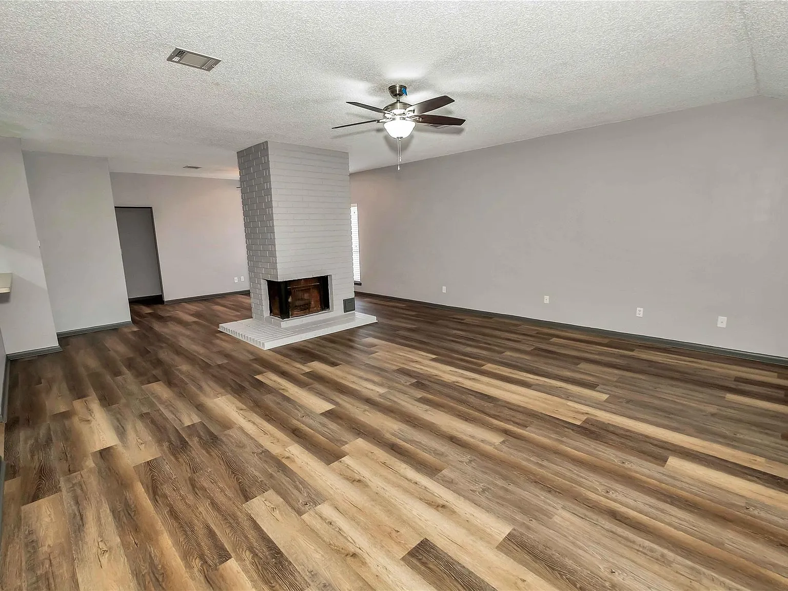 3 bed, 2.0 bath, 1788 sqft, $2,200 — Photo 2