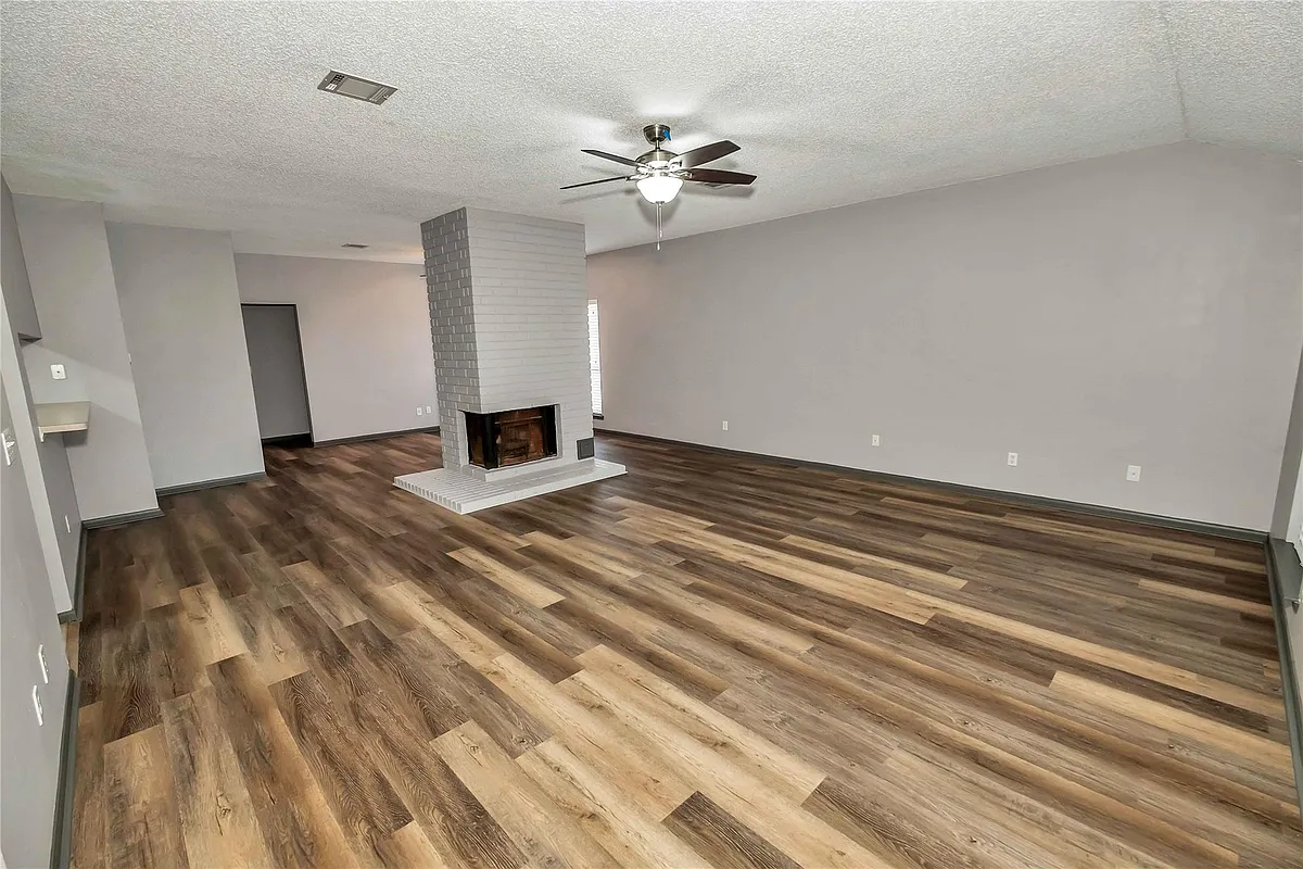 Building Photo - 5216 Spring Branch Dr