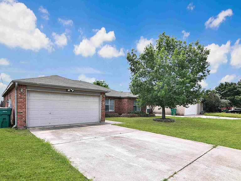 2107 Miller St — Photo 2