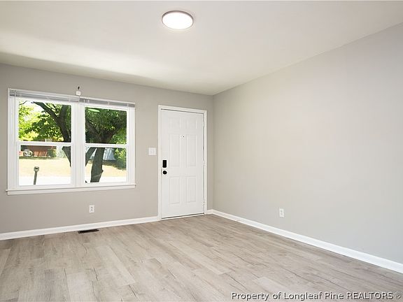 4th image of 819 Isley St
