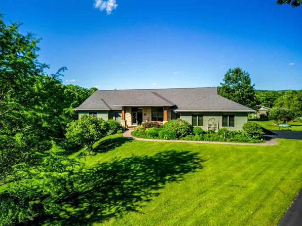 28 Butternut Ln, Galena, IL 61036