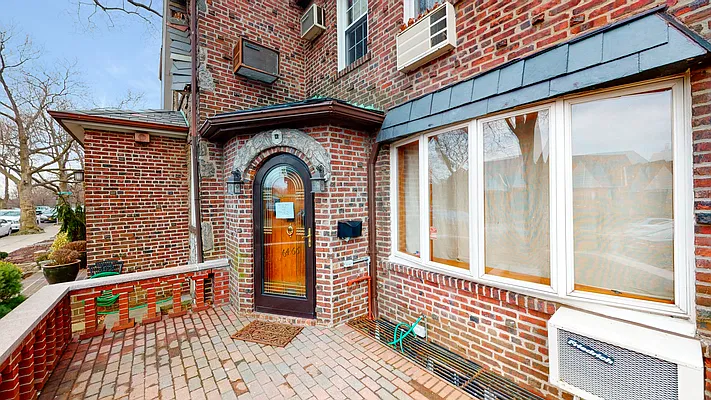 Sold by Capri Jet Realty Corp | media 3