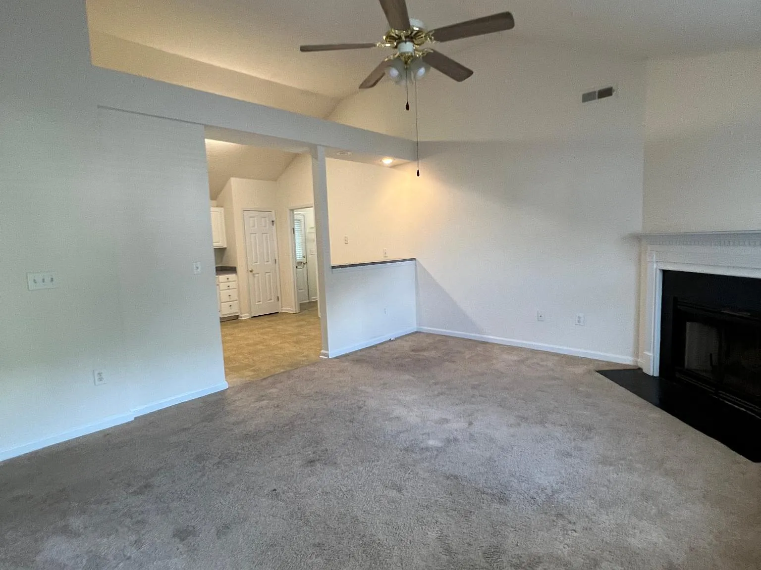 3 bed, 1222 sqft, $2,060 — Photo 2