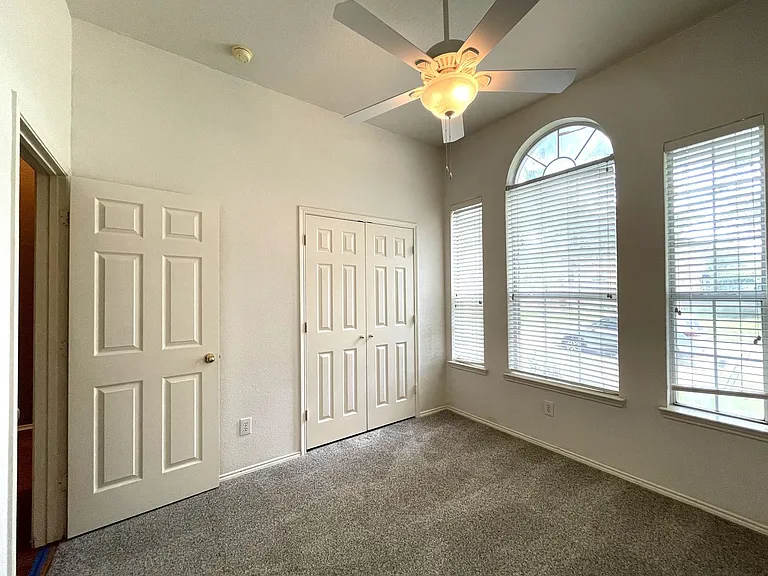 6000 White Pine Dr — Photo 8