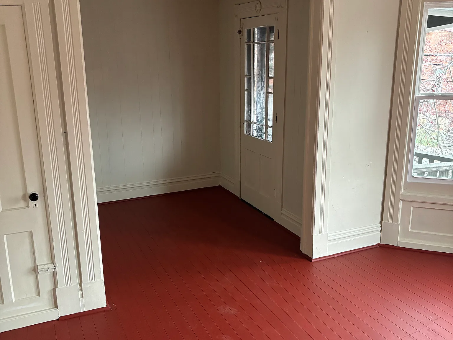 5 bed, 2400 sqft, $2,100 — Photo 2