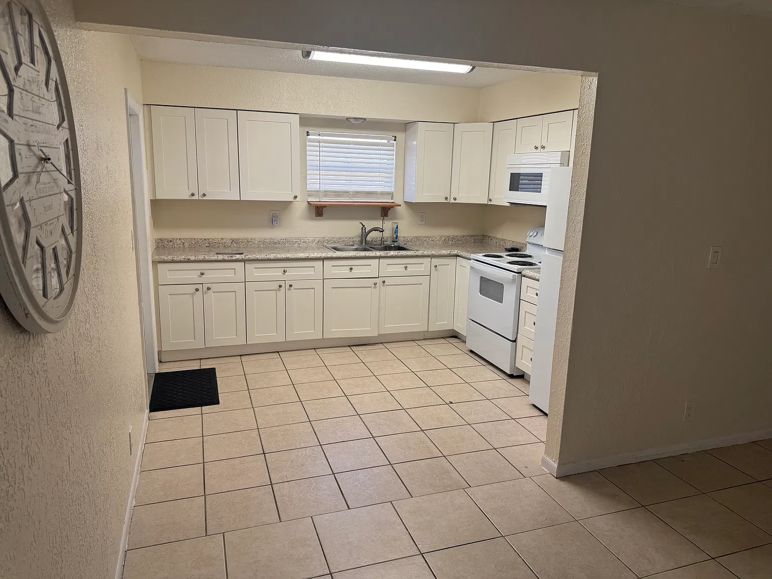 2 bed, 1982 sqft, $1,700 — Photo 3