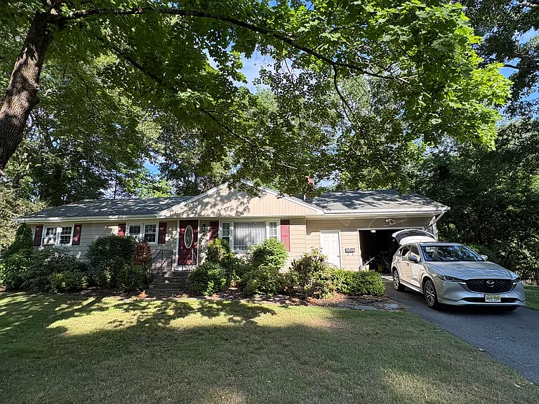 76 Lafayette Dr — Photo 1