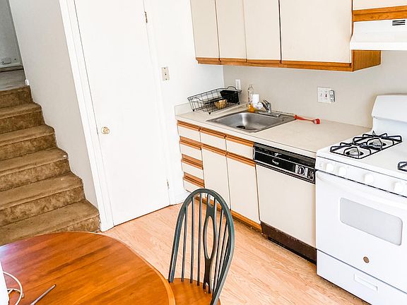 3rd image of 1021 S Fairhill St