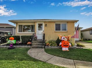 29 Poinciana Pkwy, Cheektowaga, NY