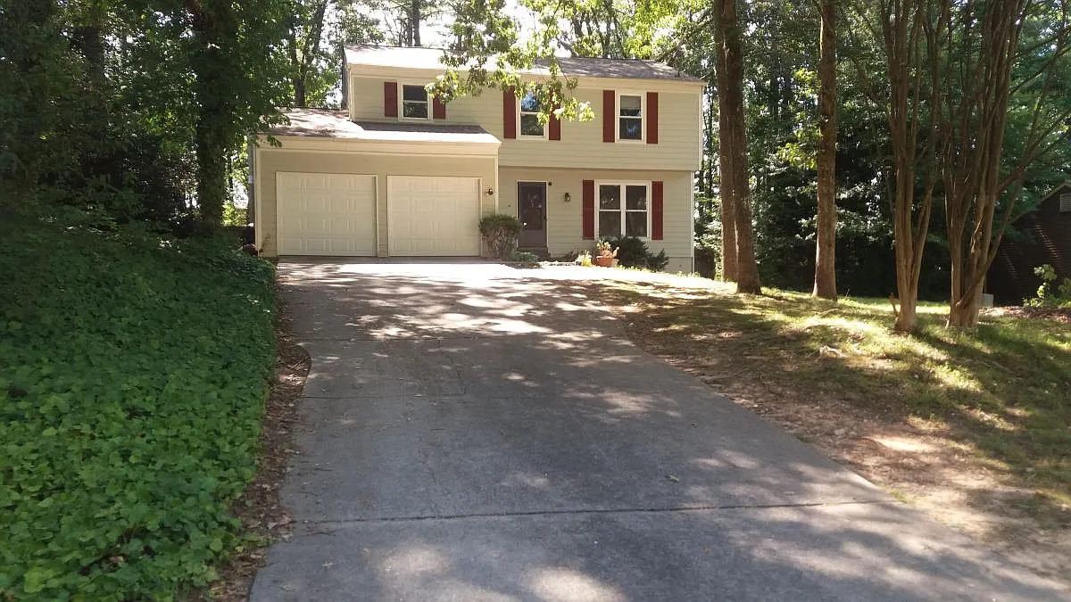 4 bed, 2.5 bath, 1952 sqft, $2,700 — Photo 1