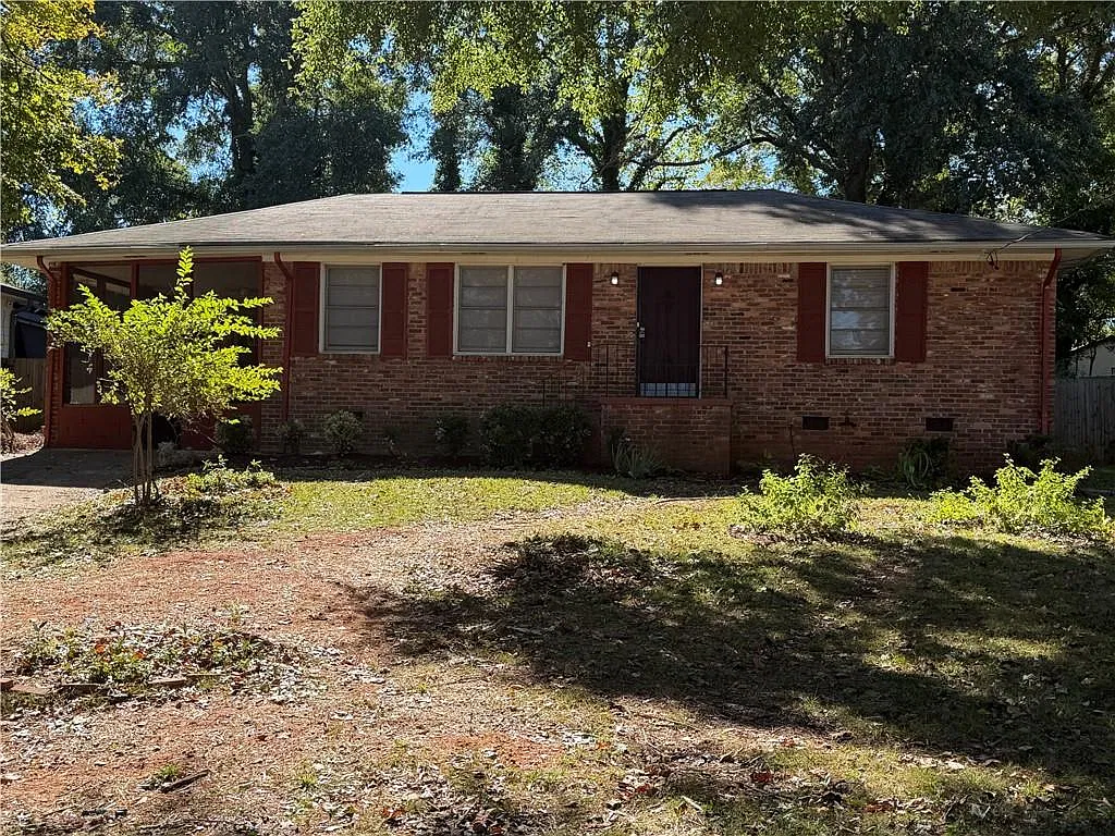 3 bed, 1.0 bath, 1040 sqft, $1,300 — Photo 1