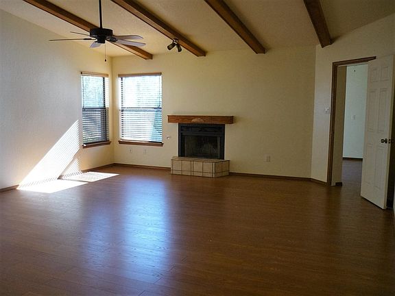 LIVING ROOM/FIREPLACE