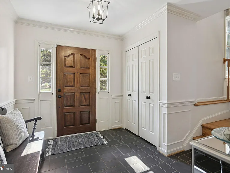 2300 Cheshire Ln — Photo 2