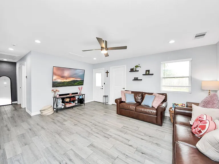 834 Ellington St — Photo 5