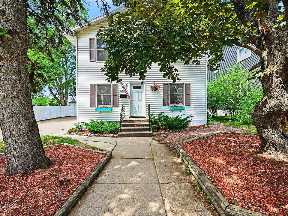 1st image of 4540 2nd St NE