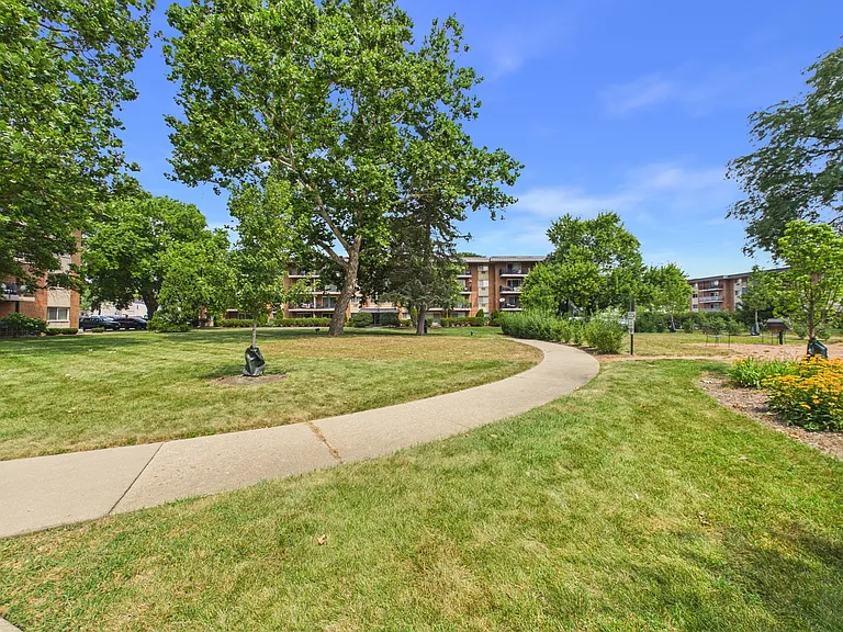 2210 S Goebbert Rd #226 — Photo 43
