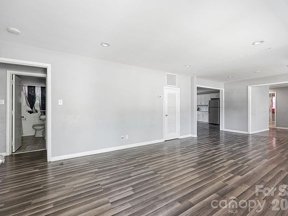 5th image of 209 Lloyd St