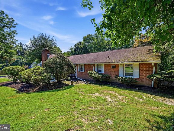 3rd image of 2745 Edgehill Rd