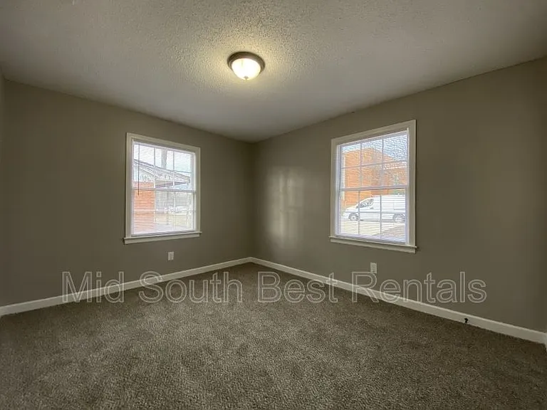 1319 S Jackson St — Photo 7
